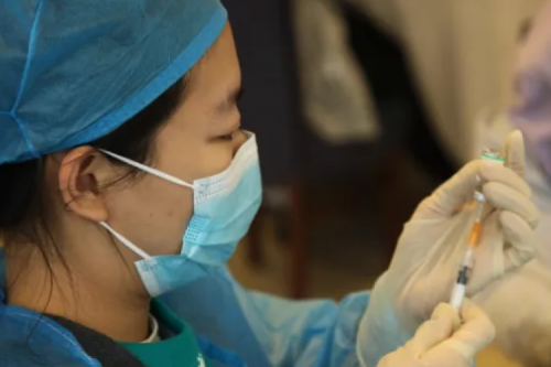 新盛娱乐集团组织职工新冠疫苗接种