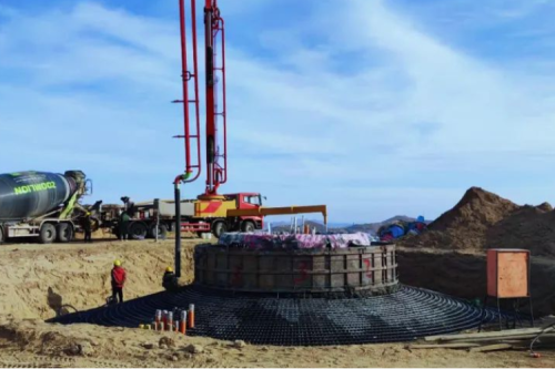 首吊完成｜新盛娱乐定边天池塘50MW风电场工程建设捷讯